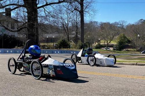 Students drive around course on campus